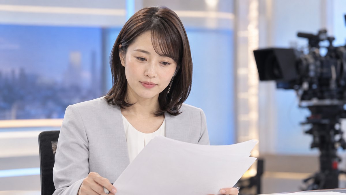 放送スタジオで原稿を確認する人物（生成イメージ）