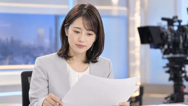放送スタジオで原稿を確認する人物（生成イメージ）