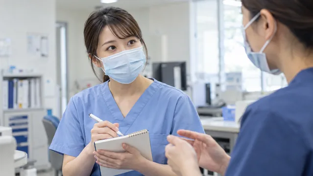 医療施設で説明を聞く人物（生成イメージ）