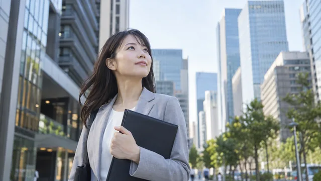 オフィス街で応募先を検討する人物（生成イメージ）