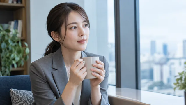 休憩スペースで気持ちを整理する人物(生成イメージ)