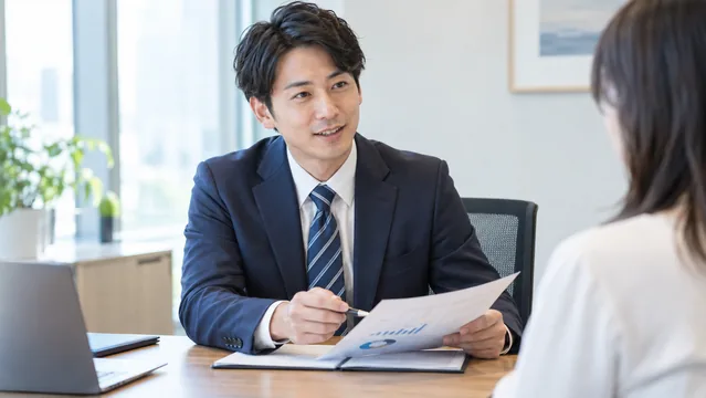金融オフィスで資料を確認する人物（生成イメージ）